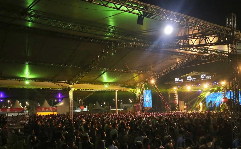 O Litoral Festival tem reunido milhares de pessoas na Praia do Itararé, em São Vicente